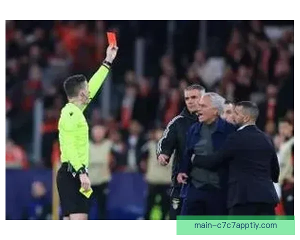 穆帅批维尼修斯庆祝方式反被讽刺